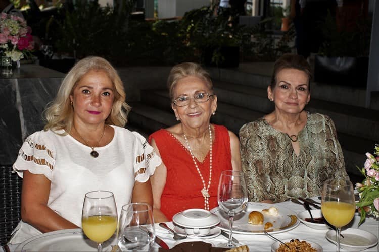 Montserrat Díaz Roesch protagoniza desayuno por su despedida de soltera