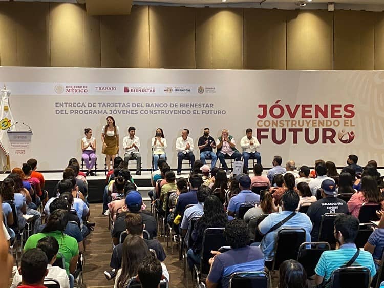 Video: Entregan tarjetas del programa Jóvenes Construyendo el Futuro