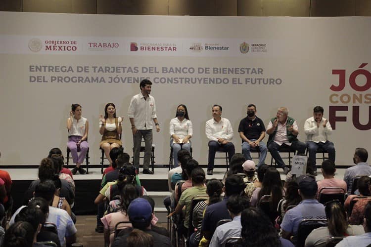 Video: Entregan tarjetas del programa Jóvenes Construyendo el Futuro