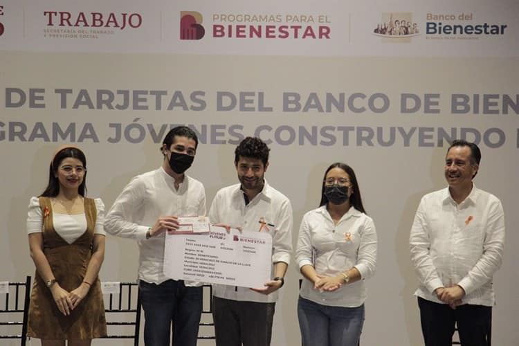 Video: Entregan tarjetas del programa Jóvenes Construyendo el Futuro