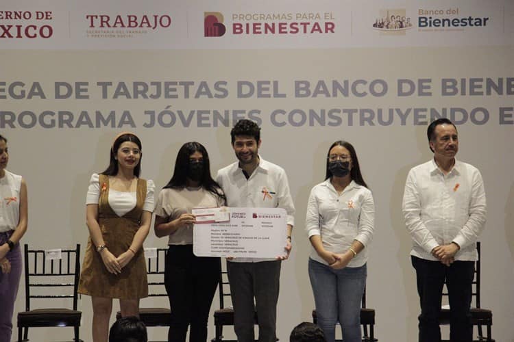 Video: Entregan tarjetas del programa Jóvenes Construyendo el Futuro