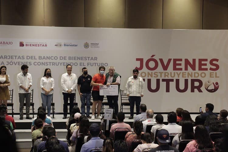 Video: Entregan tarjetas del programa Jóvenes Construyendo el Futuro