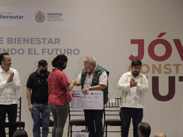 Video: Entregan tarjetas del programa Jóvenes Construyendo el Futuro