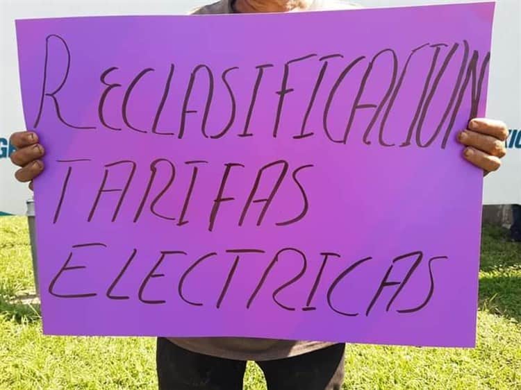 Piden reclasificación de tarifas eléctricas habitantes en Laguna Verde