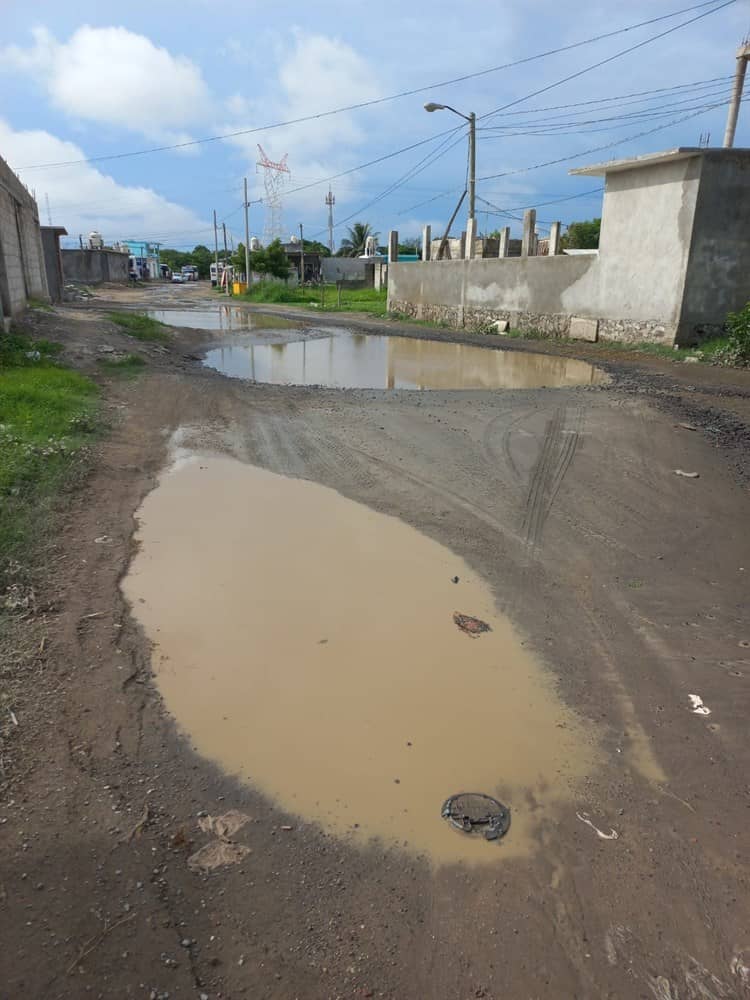 ¡Encharcadas! Así lucen las calles de la Ampliación Las Bajadas en Veracruz