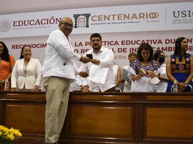 Entregan reconocimientos a maestros del sur- sureste del país en Boca del Río