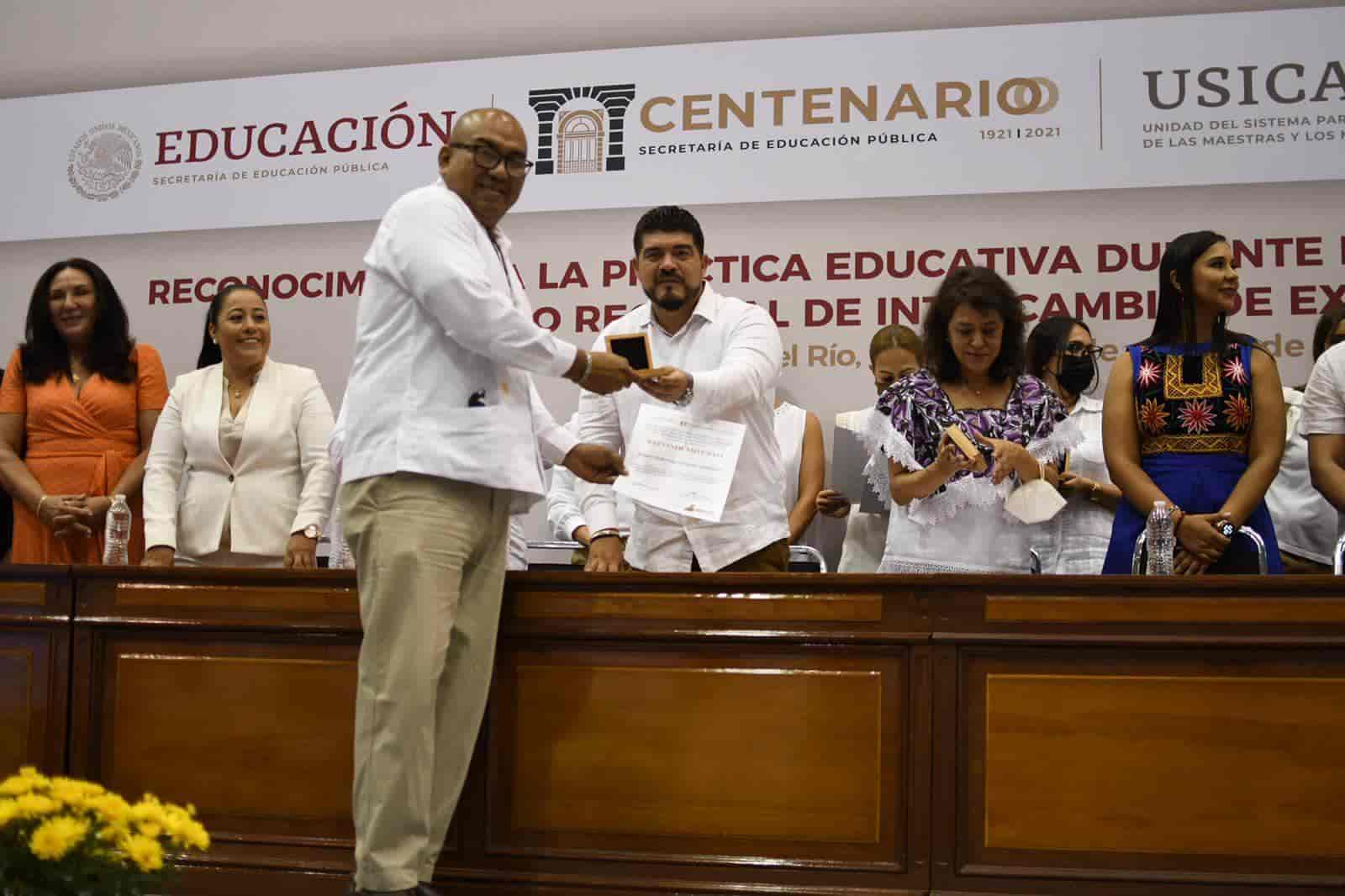 Entregan reconocimientos a maestros del sur- sureste del país en Boca del Río