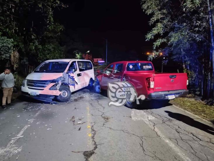 ¡Encontronazo de camionetas en las cumbres de Cuautlapan! Hay dos lesionados