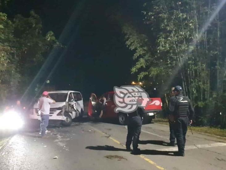 ¡Encontronazo de camionetas en las cumbres de Cuautlapan! Hay dos lesionados