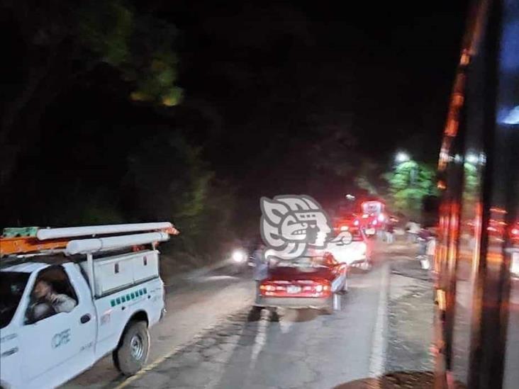 ¡Encontronazo de camionetas en las cumbres de Cuautlapan! Hay dos lesionados