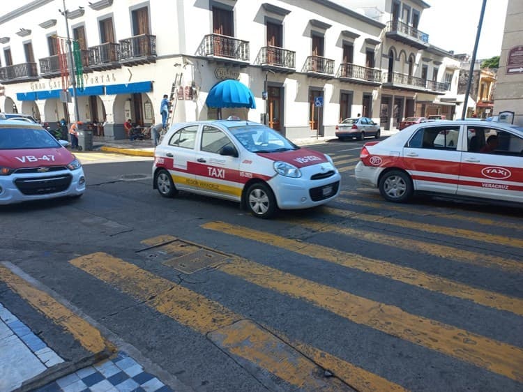 Taxistas reemplazan gasolina con gas natural ante alza de precios