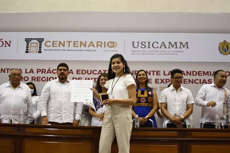 Entregan reconocimientos a maestros del sur- sureste del país en Boca del Río