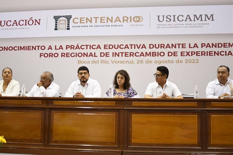 Entregan reconocimientos a maestros del sur- sureste del país en Boca del Río