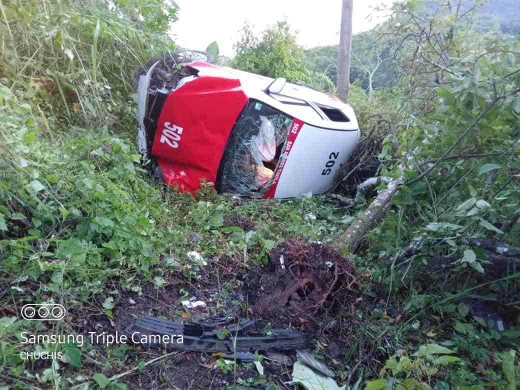 Taxista se da a la fuga tras volcar, abandona a pasajeros en San Andrés Tuxtla