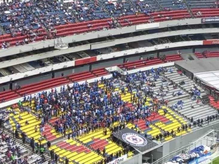 ¡Les dieron la espalda! Aficionados del Cruz Azul se manifiestan contra resultados