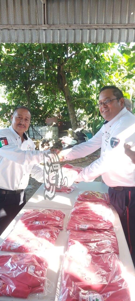 Sin mayor festejo, entregan uniformes a Bomberos de Misantla