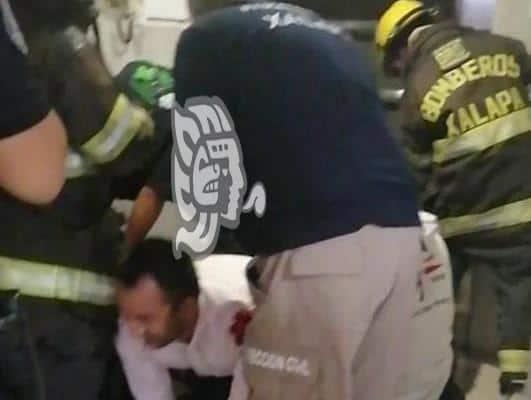 De película; quedaron atrapados en un ascensor en Xalapa