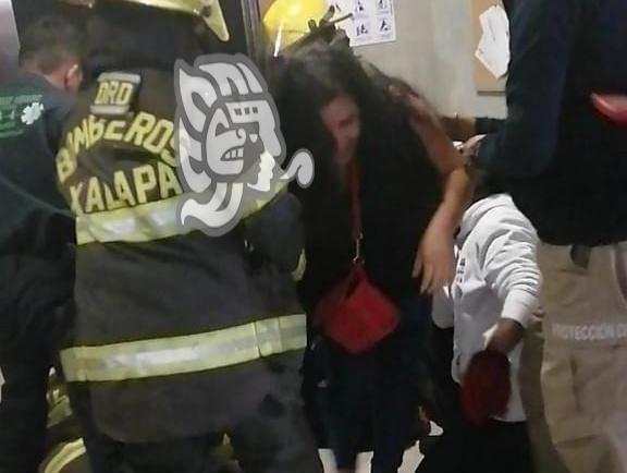 De película; quedaron atrapados en un ascensor en Xalapa