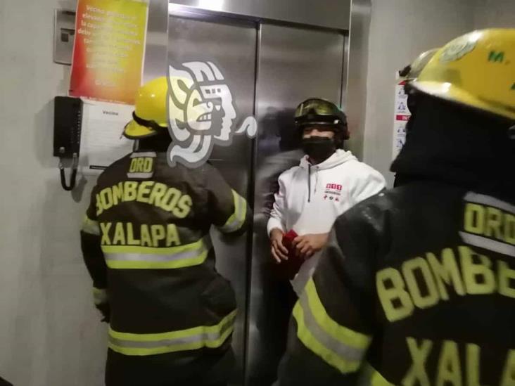 De película; quedaron atrapados en un ascensor en Xalapa