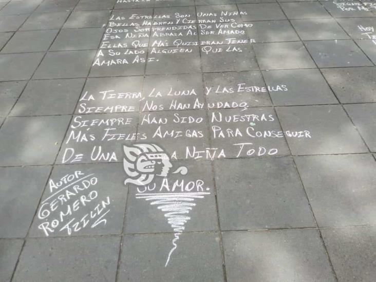 Muerto antes que dejar de escribir poesía; publica en el centro de Xalapa (+Video)