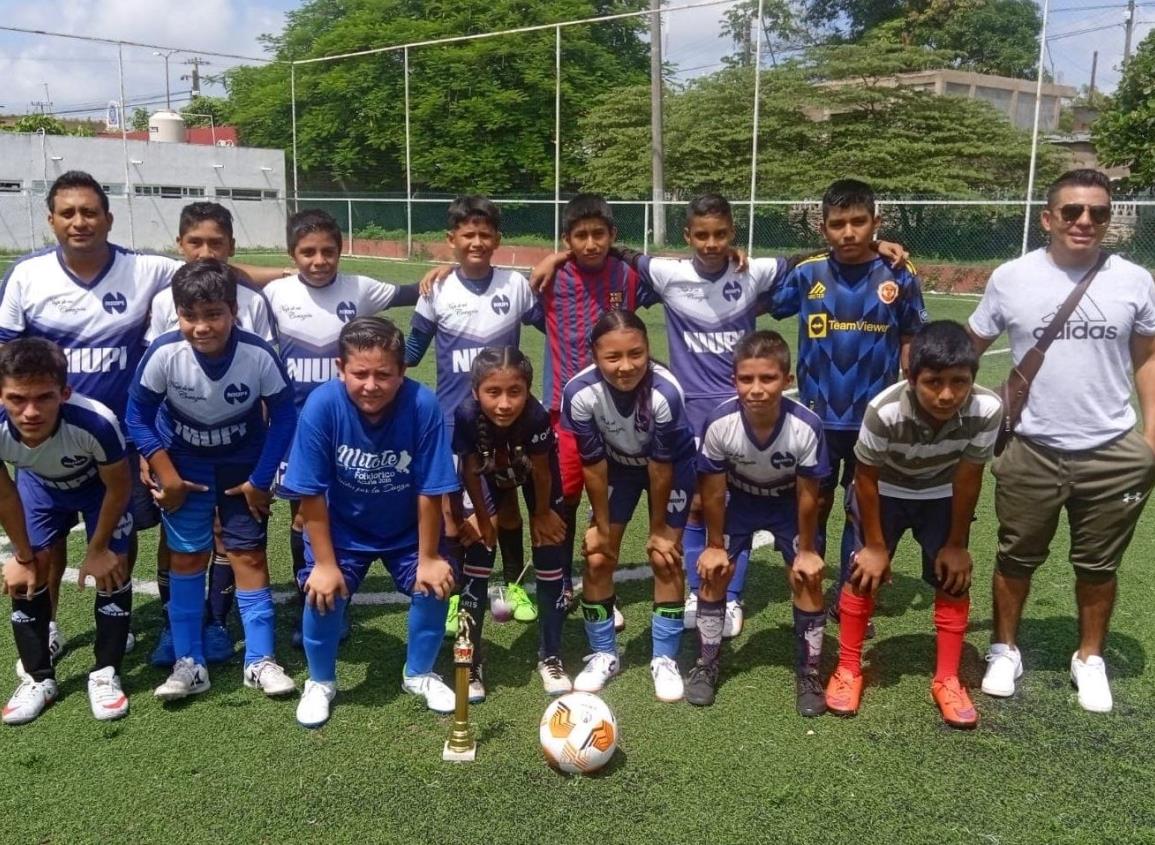 Niupi es bicampeón del futbol Infantil de Jáltipan