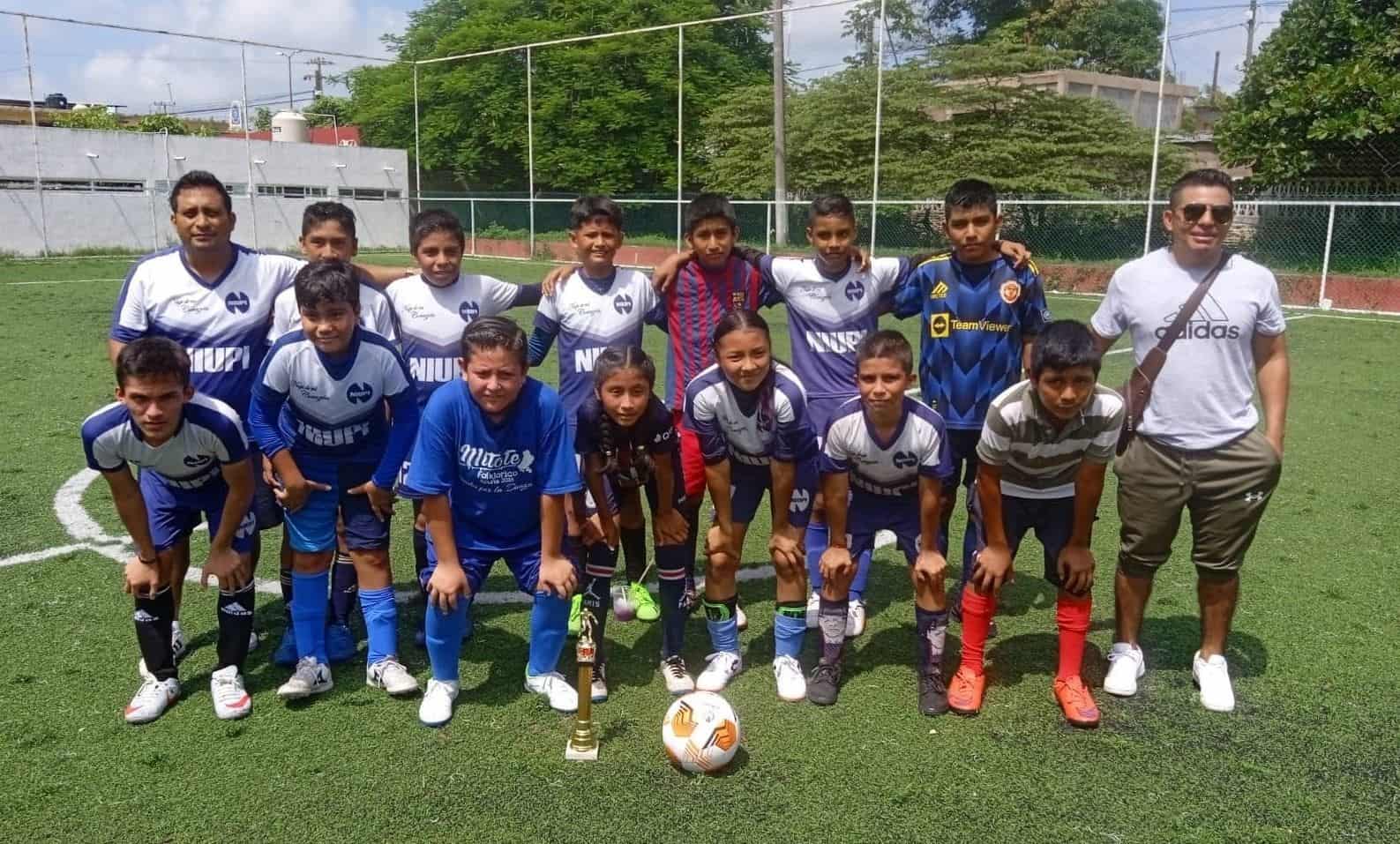 Niupi es bicampeón del futbol Infantil de Jáltipan