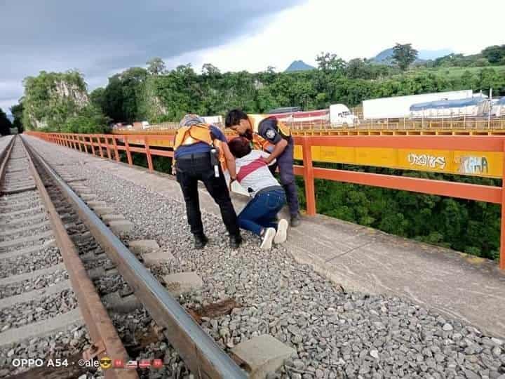 Rescatan a mujer que pretendía arrojarse a barranca del Metlac