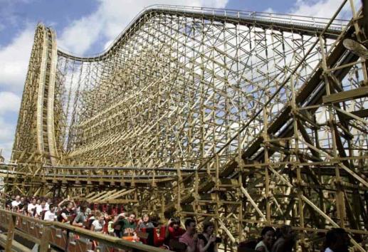 ¡Terror en Six Flags EU! Montaña rusa se descompone y lesiona a 14 personas