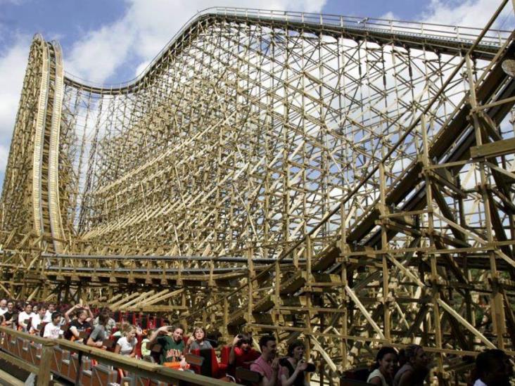 ¡Terror en Six Flags EU! Montaña rusa se descompone y lesiona a 14 personas