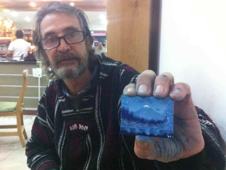 Rogelio Jaime, artista veracruzano reconocido por sus obras miniatura