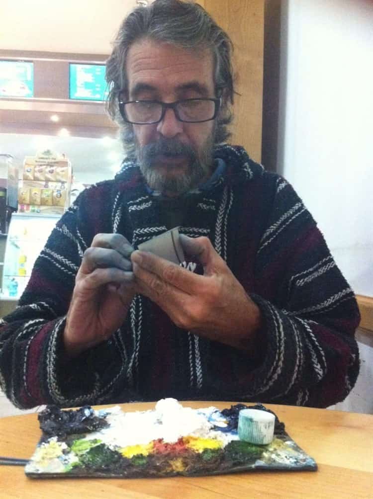 Rogelio Jaime, artista veracruzano reconocido por sus obras miniatura