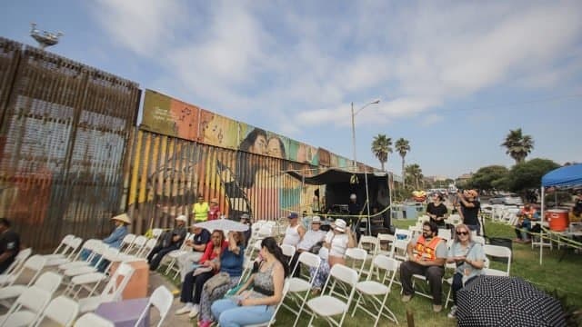 Activistas frenan cierre del Parque de la Amistad que reúne a familias en la frontera