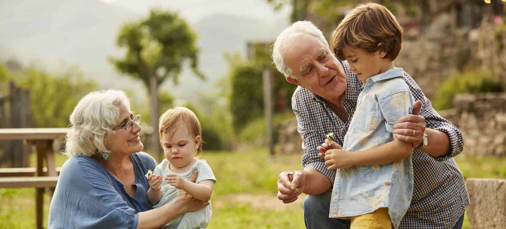 ¡Festeja a los reyes de la familia! Hoy es el Día del Abuelo