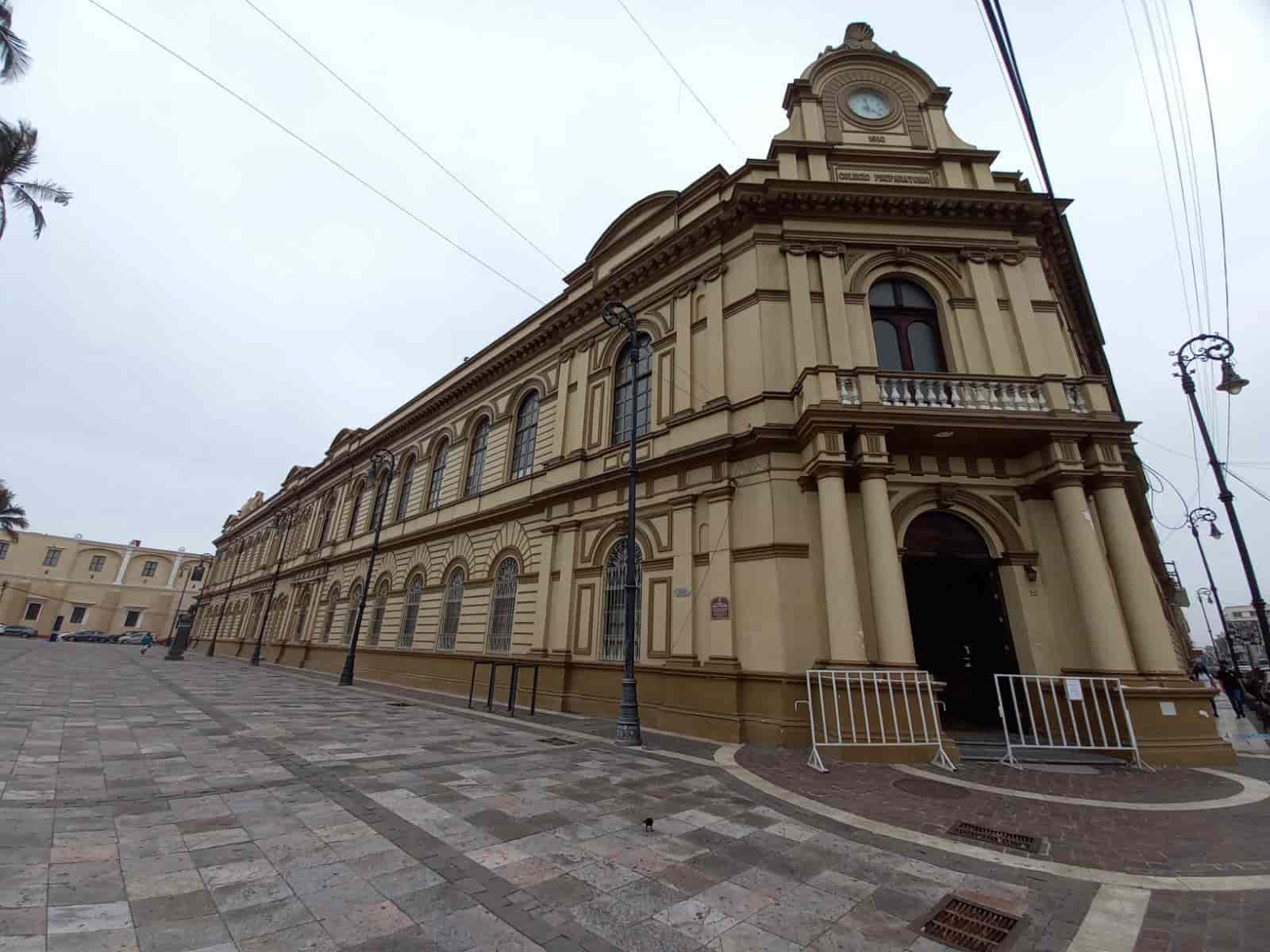 Egresados piden rehabilitación del edificio de Bachilleres de Veracruz