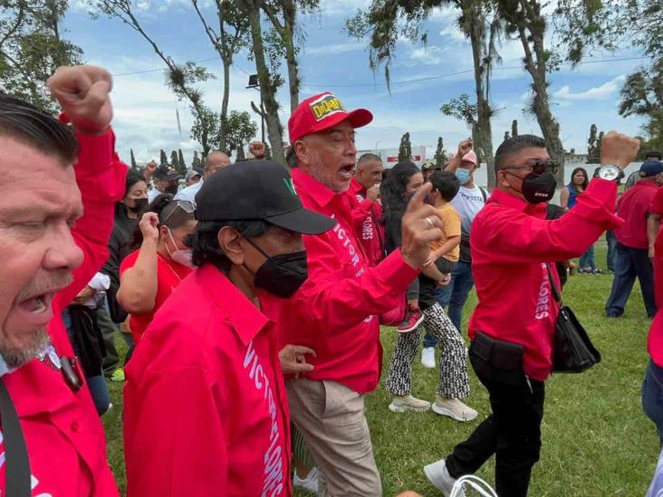 En Xalapa, Víctor Flores promete buscar mejora a sueldos de ferrocarrileros