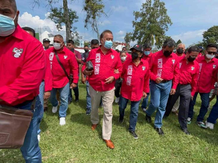 En Xalapa, Víctor Flores promete buscar mejora a sueldos de ferrocarrileros