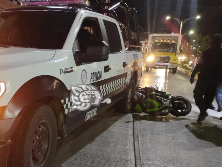 Motociclista pierde el control y se impacta contra patrulla en calles de Misantla