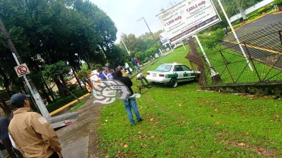 Taxi choca contra protección del estacionamiento de Finanzas, en Xalapa