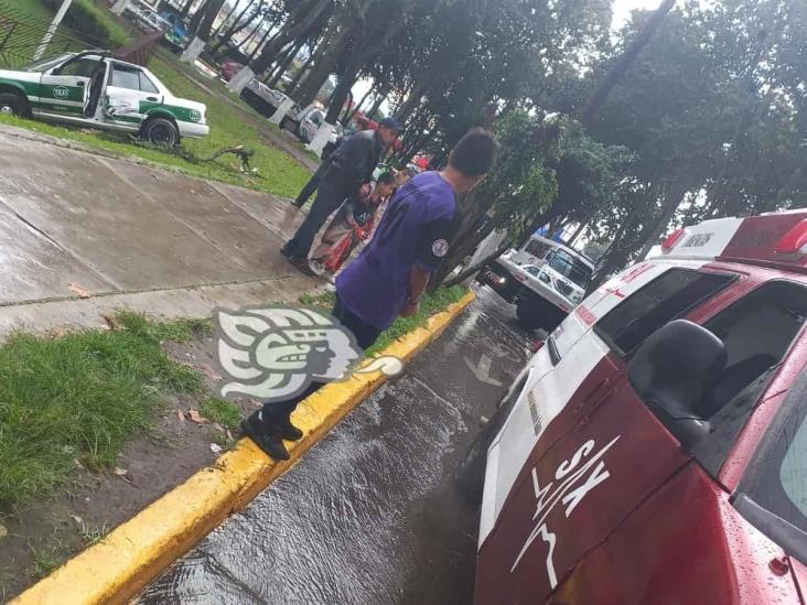 Taxi choca contra protección del estacionamiento de Finanzas, en Xalapa