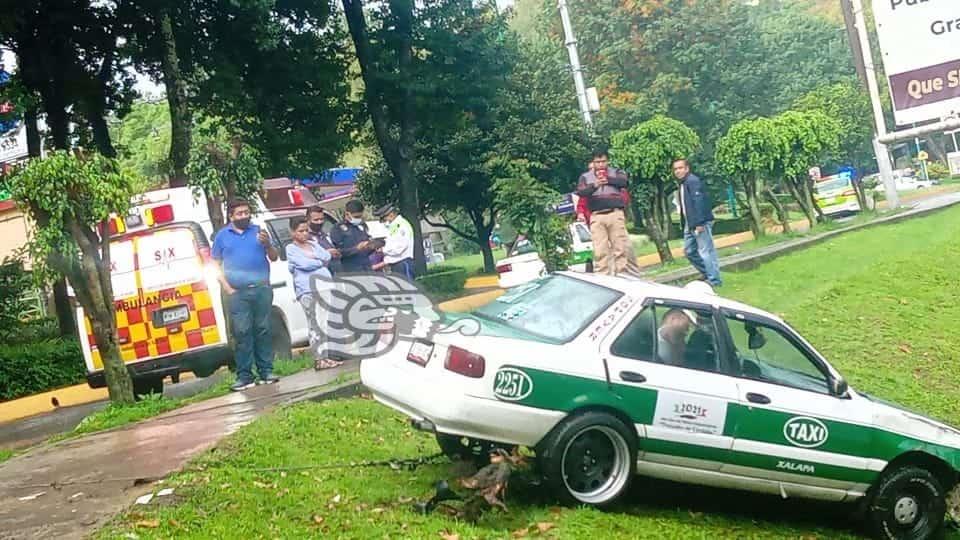 Taxi choca contra protección del estacionamiento de Finanzas, en Xalapa