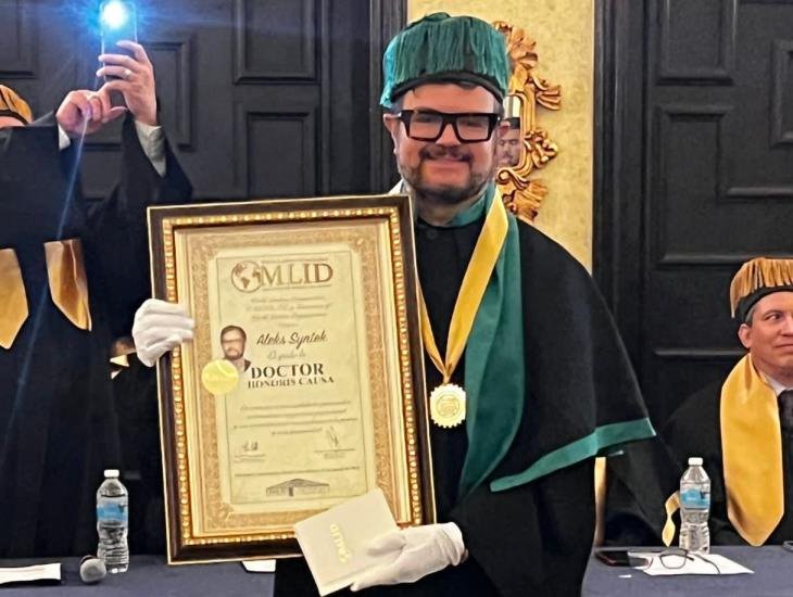 Aleks Syntek recibe Honoris Causa por la Organización Mundial de Líderes