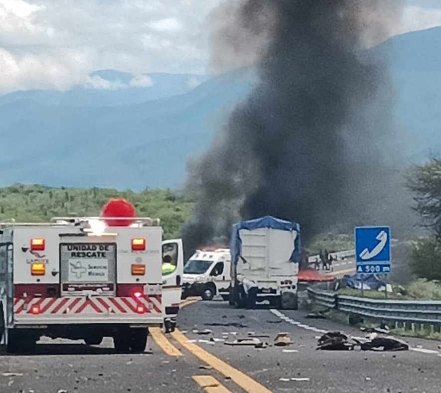 (Vídeo) Brutal choque entre un tráiler y automóvil en la Oaxaca-Cuacnopalan