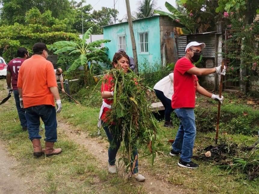 Trabajan empleados municipales en desazolve de canales en la Constituyentes