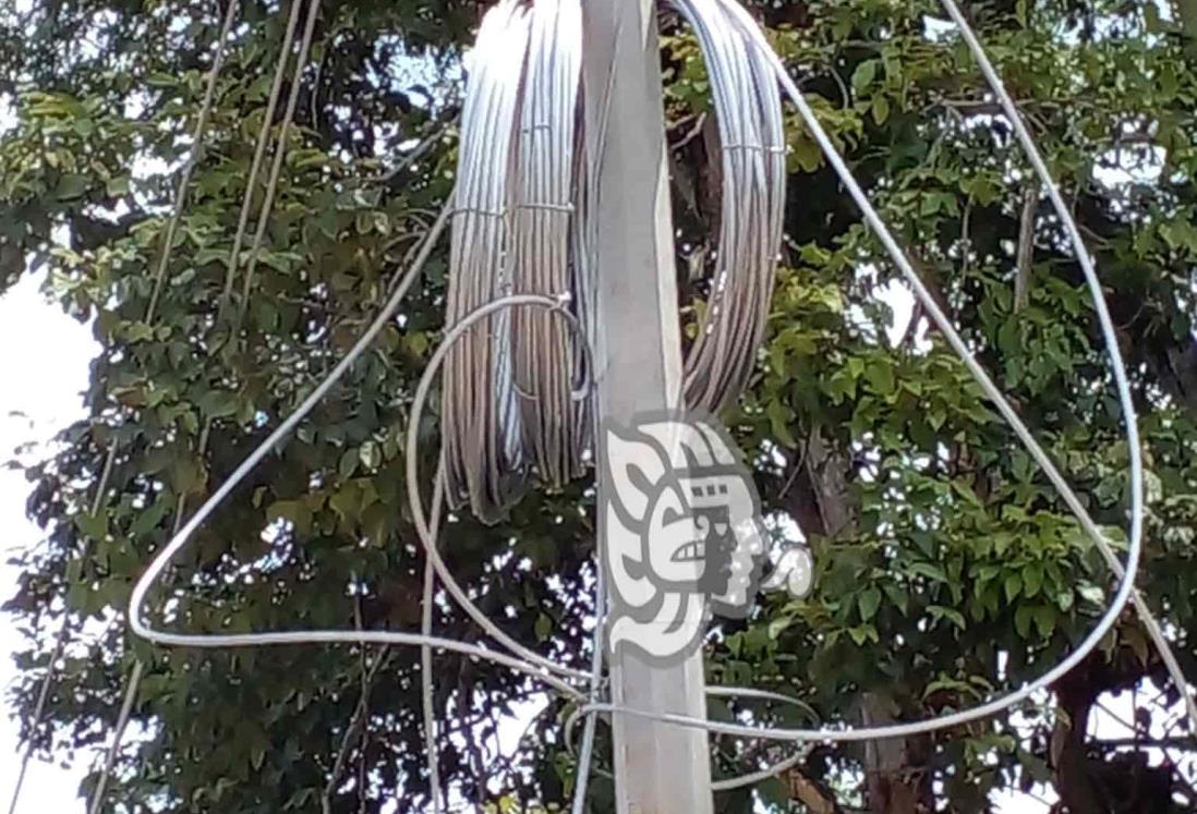 Personal de CFE olvida rollo de cables en calles de Jáltipan