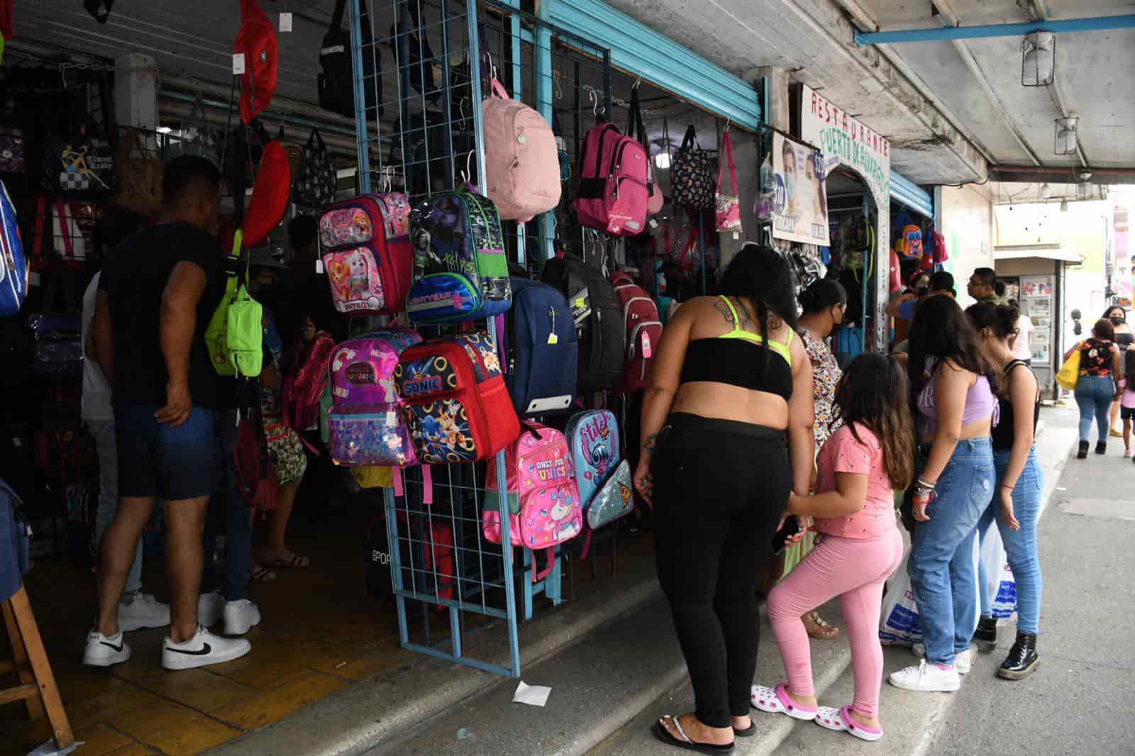 ¡De todos los diseños! Repuntan las ventas de mochilas en mercados de Veracruz