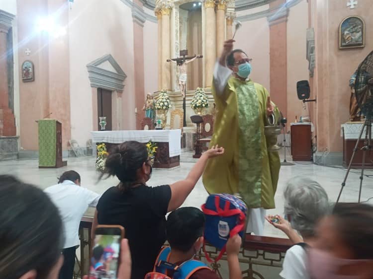 Bendicen mochilas previo al regreso a clases presencial en la Catedral de Veracruz