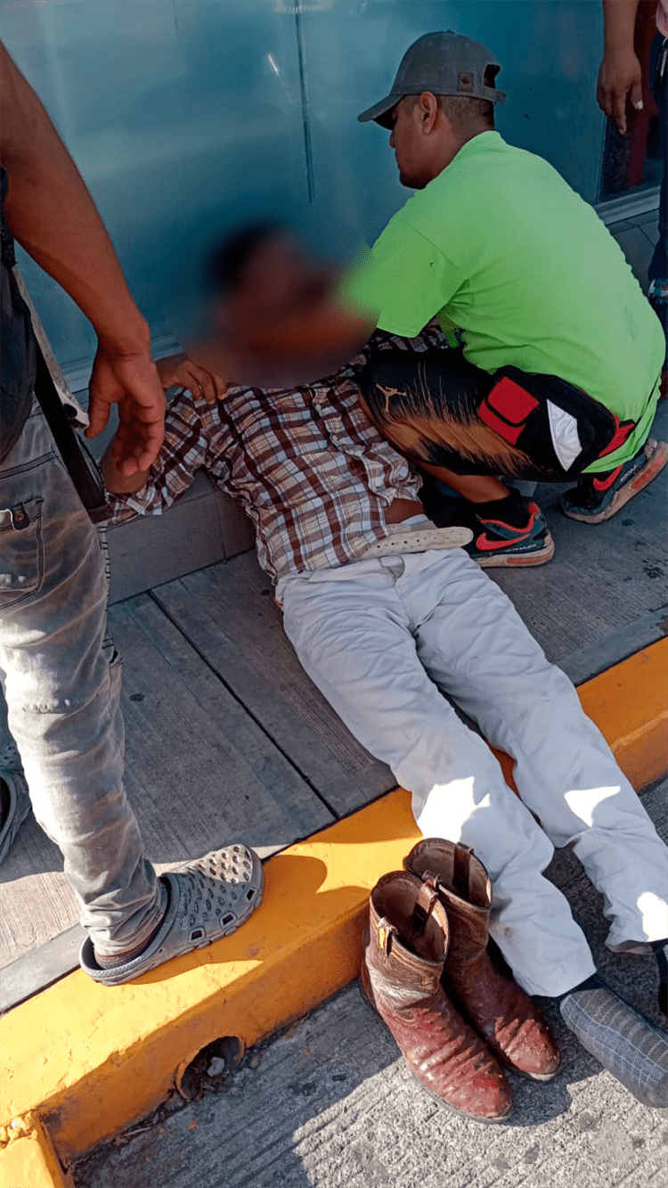 Hombre se lesiona la cabeza al resbalar y golpearse en el centro de Tierra Blanca