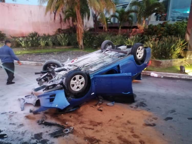 Vuelca vehículo en la avenida Ejército Mexicano en Veracruz