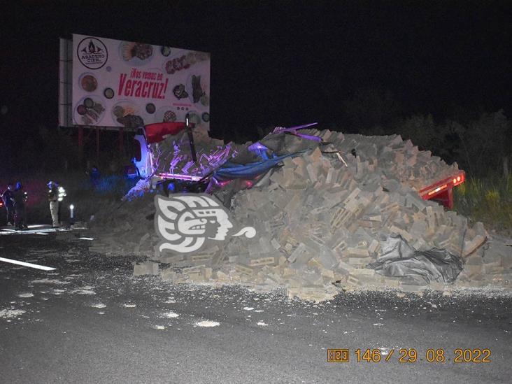 Autobús choca contra tráiler en libramiento de Dos Ríos; hay 3 muertos y 27 heridos