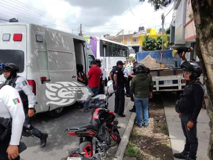 Camioneta choca contra autobús en Xalapa; hay 7 lesionados